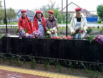 Возложение цветов и венков к мемориалам погибших
